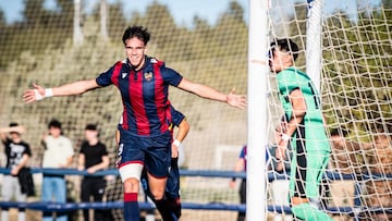 Carlos Espi (18 años) celebra un gol con el Juvenil del Levante.