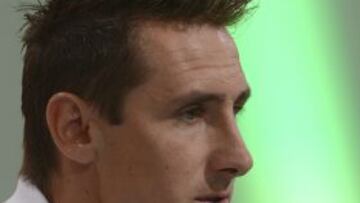 BRA002 GDANSK (ALEMANIA), 05/06/2012.- El delantero de la selección alemana de fútbol Miroslav Klose se dirige a los medios de comunicación durante una rueda de prensa celebrada en el hotel de concentración de Gdansk, Polonia hoy 5 de junio de 2012 con motivo del comienzo de la Eurocopa de 2012 el próximo 8 de junio. EFE/Marcus Brandt