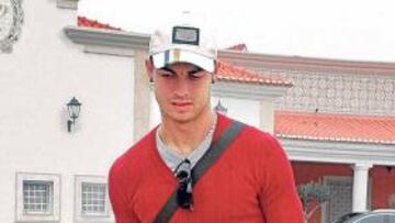 <b>PREOCUPADO. </b>Cristiano dejó Portugal cojeando y con gesto serio.