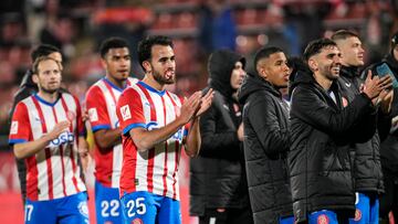GIRONA (CATALUÑA), 09/03/2024.- Los jugadores del Girona celebran la victoria con la afición tras el partido de la jornada 28 de LaLiga que Girona FC y Atlético Osasuna disputaron este sábado en el estadio de Montilivi, en Girona. EFE/David Borrat