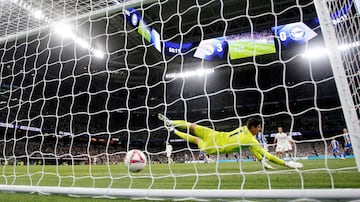 3-1. Desde la frontal del área, el mediocentro uruguayo babazorro, dispara con la izquierda raso y ajustado para batir a Thibaut Courtois. El balón toca en su palo derecho y se cuela dentro.