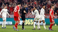 Jugadores del Real Madrid increpan al arbitro tras eliminación en Champions