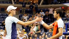 El español Carlos Alcaraz y el italiano Jannik Sinner se saludan tras su partido de cuartos de final del US Open 2022.