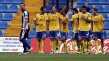 Los jugadores de Las Palmas celebran su triunfo en Alicante.