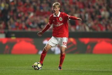 Keaton Parks es un futbolista nacido en Plano, Texas. Se desempeña como mediocampista y ha realizado toda su carrera en el fútbol de Portugal. Inició con el club Varzim de la Segunda División pero rápido ganó reflectores. Fue firmado por el Benfica en 2017 y ese mismo año debutó en la máxima categoría donde jugó tres partidos. Su poderío físico es su mayor virtud, ya que mide 1.93 metros. 