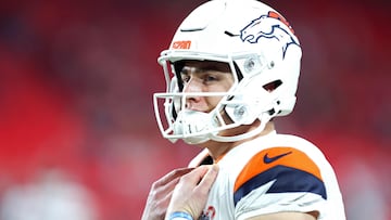 KANSAS CITY, MISSOURI - DECEMBER 25: Bo Nix #10 of the Denver Broncos warms up prior to the game against the Kansas City Chiefs at Arrowhead Stadium on December 25, 2025 in Kansas City, Missouri. Jamie Squire/Getty Images/AFP (Photo by JAMIE SQUIRE / GETTY IMAGES NORTH AMERICA / Getty Images via AFP)