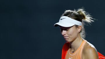 La tenista espa?ola Paula Badosa abandona la pista tras su retirada ante la bielorrusa Victoria Azarenka en el torneo Guadalajara Open Akron WTA 1000, en el Centro Panamericano de Tenis, en Guadalajara, Jalisco (M¨¦xico).