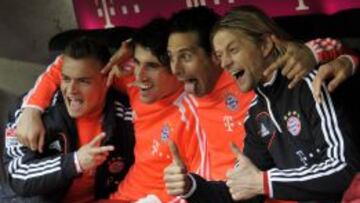 Javi Martínez (segundo a la izquierda) bromea con Shaquiri, Pizarro y Tymoshchuk.