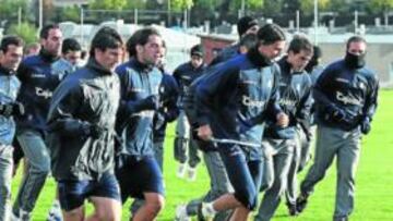 <b>TOMARON CONTACTO. </b>Los hombres del Xerez se entrenaron ayer junto al estadio Zorrilla.
