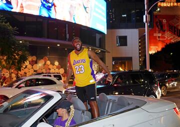 Los Angeles celebra la victoria de sus Lakers