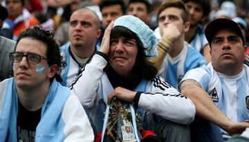 Argentina-Francia (3-4). Los seguidores argentinos desolados tras la eliminación en octavos de final.