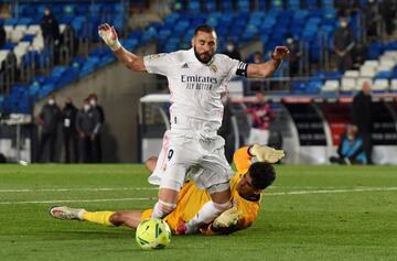 Bono le hizo penalti a Benzema pero, al analizar la jugada, el árbitro pitó penalti a favor del Sevilla por una mano de Militao en el inicio de la jugada.

