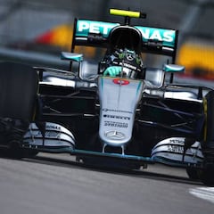 Manda Mercedes con Sainz y Alonso cerca del Top 10