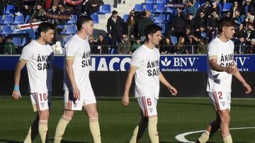 Los jugadores del Mirandés lucieron una camiseta de apoyo a su compañero Homenchenko.