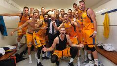 La plantilla del Herbalife Gran Canaria celebra el pase a semifinales tras eliminar al Valencia Basket.