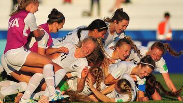 Las jugadoras de Nueva Zelanda celebran el pase a semifinales.