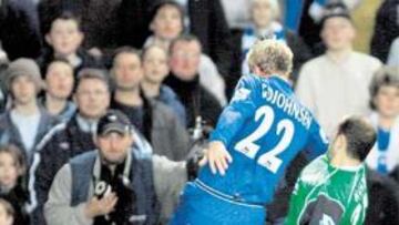 <b>PATADÓN, BRONCA Y ROJA.</b> Pepe Reina le hizo una tremenda entrada a Gudjohnsen junto al banderín de córner (arriba), picó luego en la provocación de Robben y fue expulsado con roja directa.