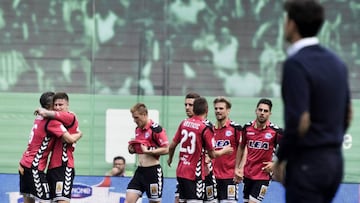 GRA188. SEVILLA, 30/04/2017.- El centrocampista serbio del Deportivo Alavés Nenad Krsticic celebra con sus compañeros su gol marcado ante el Betis durante el partido correspondiente a la trigésimo quinta jornada de LaLiga Santander disputado hoy en el estadio Benito Villamarín. EFE/Raúl Caro