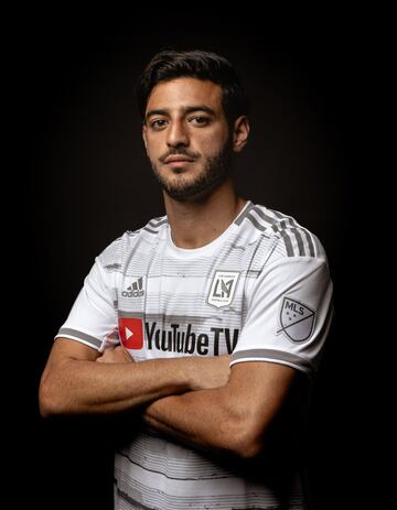 El equipo de Carlos Vela sac un bonito uniforme de visitante blanco con vivos en gris. 