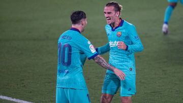 Griezmann se abraza con Messi.