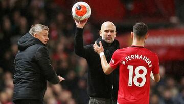 Bruno Fernandes (Manchester United) discutiendo con Pep Guardiola (Manchester City).