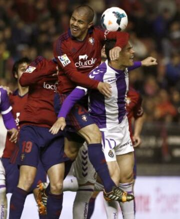 El jugador de Osasuna Silva, intenta controlar el esférico ante Peña, del Valladolid, durante el partido que ambos equipos han disputado esta noche en el estadio de El Sadar correspondiente a la trigésima tercera jornada del campeonato de liga de Primera División.