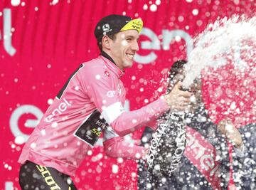 Simon Yates sigue de rosa. 