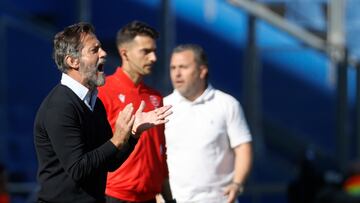 Quique dirigiendo a sus jugadores durante el partido contra el C¨¢diz.