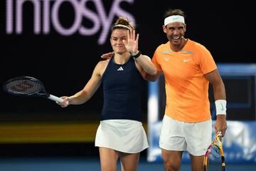 El tenista español, Rafael Nadal, bromea con Maria Sakkari durante el partido de exhibición. 