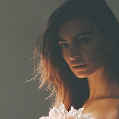 La modelo Emily Ratajkowski anuncia su embarazo con un espectacular desnudo en Vogue