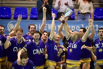 Felipe Perrone y la plantilla del Atlètic Barceloneta, levantando el trofeo de la pasada Liga.