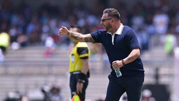 Antonio Mohamed dirige a sus jugadores en un partido de Pumas.