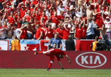 Xherdan Shaqiri celebra el 1-1.