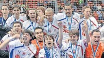 <b>CAMPEONES.</b> El Lobelle estrenó su palmarés con la Copa de España que se celebró el año pasado.