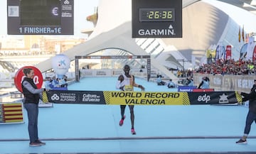 Cheptegei rebajó en 6 segundos el récord que desde 2010 poseía el keniano Leonard Patrick Komon. Cheptegei paró el reloj en 26:38, logrando la triple corona en 2019.