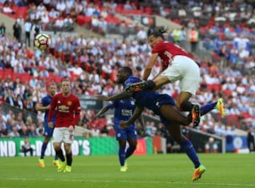 Zlatan Ibrahimovic marca el segundo gol que da la victoria al Manchester United.