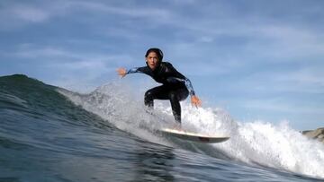 Una amazona sobre las olas y la adversidad