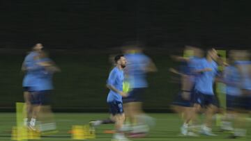 Argentina's forward #10 Lionel Messi (C) attends a training session at Qatar University in Doha, on December 6, 2022 during the Qatar 2022 World Cup football tournament. (Photo by JUAN MABROMATA / AFP)
