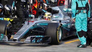 Formula One - F1 - Australian Grand Prix - Melbourne, Australia - 26/03/2017 Mercedes driver Lewis Hamilton of Britain has a tyre change during the Australian Formula One Grand Prix.  REUTERS/Brandon Malone