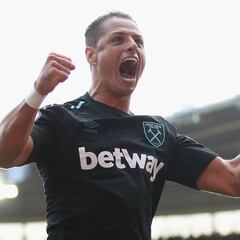 Chicharito Hernández marcó doblete en derrota del West Ham