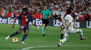 3-2. Mal pase de Luka Modric para Brahim Díaz que intercepta Jules Koundé, avanza al balcón del área y dispara  raso y ajustado a la derecha de Thibaut Courtois. Imparable para el guardameta del Real Madrid.