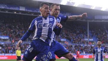 Munir y Guidetti celebran el gol.