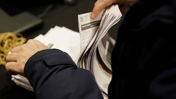 Una papeleta con la firma de un socio del Barcelona