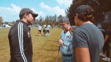 Atlas recibió a Don Pepe y le hizo un regalo muy especial