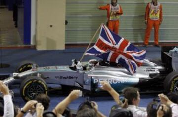 El piloto británico de Mercedes-AMG Lewis Hamilton gana el GP de Abu Dhabi en el circuito de Yas Marina y se proclama por segunda vez  campeón del mundo de Fórmula Uno.