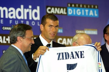 Zinedine Zidane fue el fichaje del verano de 2001. Ese verano, el Madrid compró su pase a la Juventus por 72 millones de euros, la cantidad más alta pagada ir un futbolista hasta entonces. El traspaso, empezado en un acuerdo que empezó con una escueta frase en una servilleta, significaba un golpe de efecto (o de mano, cualquiera vale) para la universalización (aún más) del conjunto madridista de la mano de Florentino Pérez. Le costó adaptarse al principio, pero acabó siendo una pieza clave en el Madrid de comienzos del Siglo XXI…