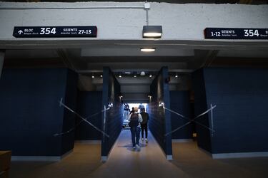 Imagen de los accesos a las gradas desde el interior del estadio.
