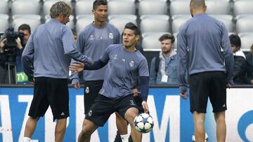 11 /04/17 PREVIA PARTIDO CHAMPIONS LEAGUE CUARTOS IDA BAYERN MUNICH - REAL MADRID
ESTADIO ALLIANZ ARENA ENTRENAMIENTO
CRISTIANO RONALDO COENTRAO JAMES RODRIGUEZ