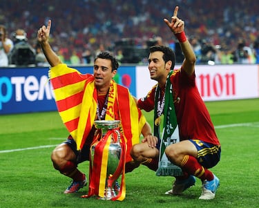 Xavi Hernandez y Sergio Busquets celebran juntos la Eurocopa conseguida en Kiev el 1 de julio de 2012. España consiguió su tercer gran título consecutivo y Busquets fue partícipe en dos de ellos.