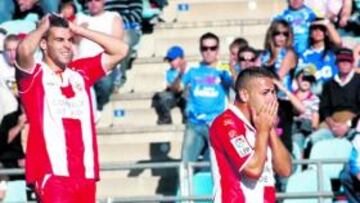<b>POBRE BAGAJE. </b>Negredo y Crusat se lamentan por una ocasión perdida en el campo del Getafe.